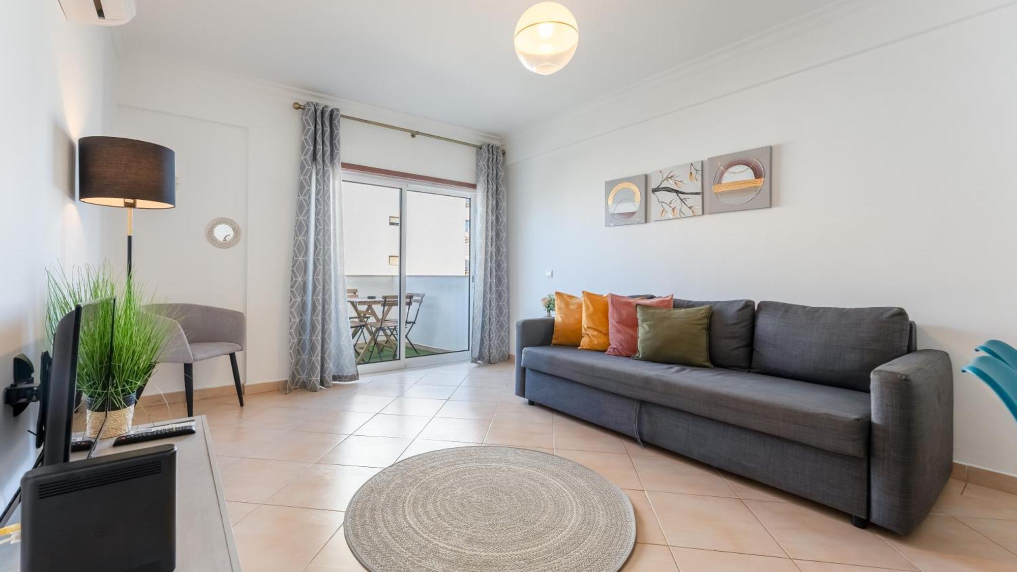 Sunny Retreat With Pool And Balcony By Lovelystay Apartment *