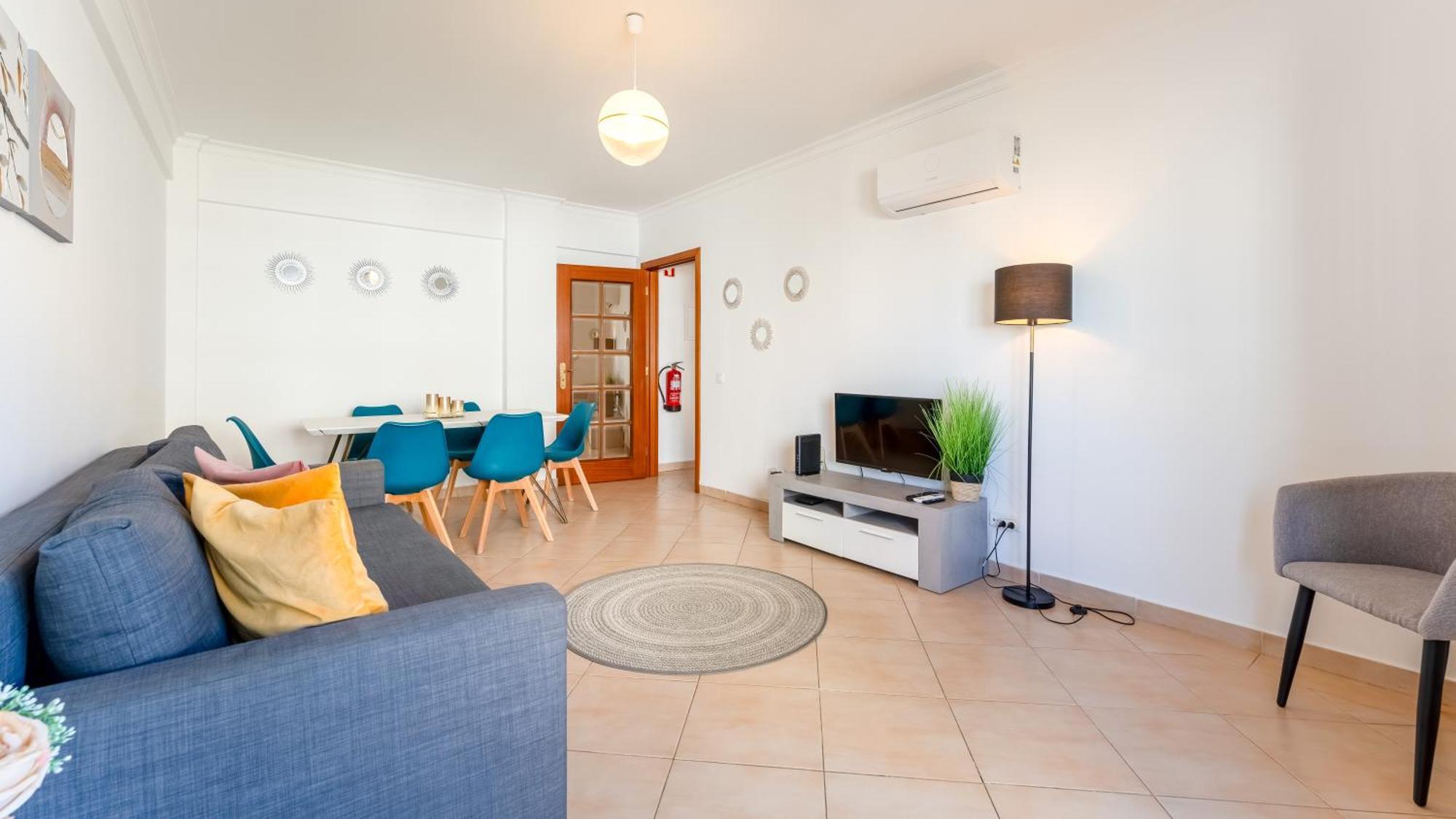 Sunny Retreat With Pool And Balcony By Lovelystay *