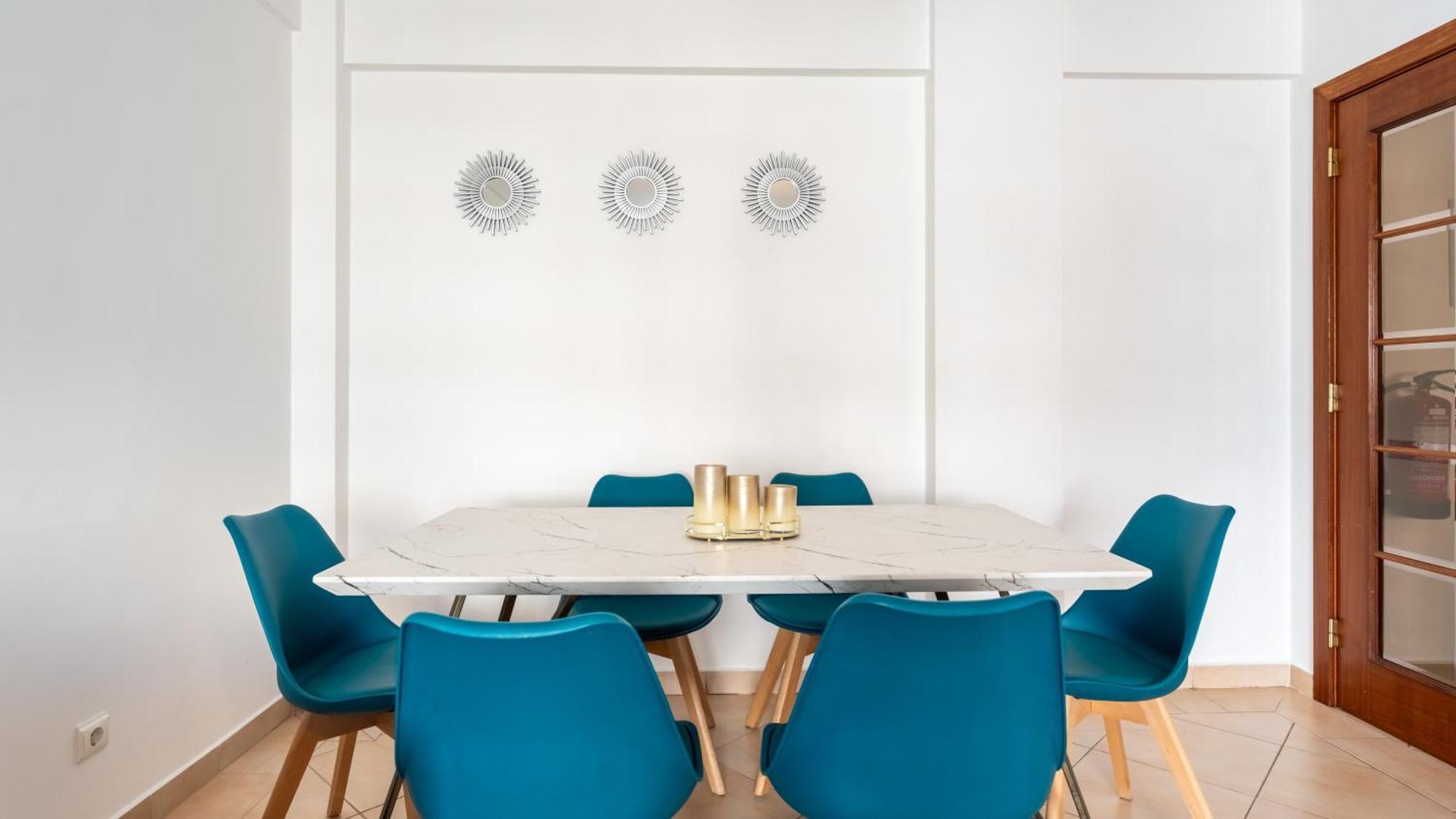 Apartamento Sunny Retreat With Pool And Balcony By Lovelystay *