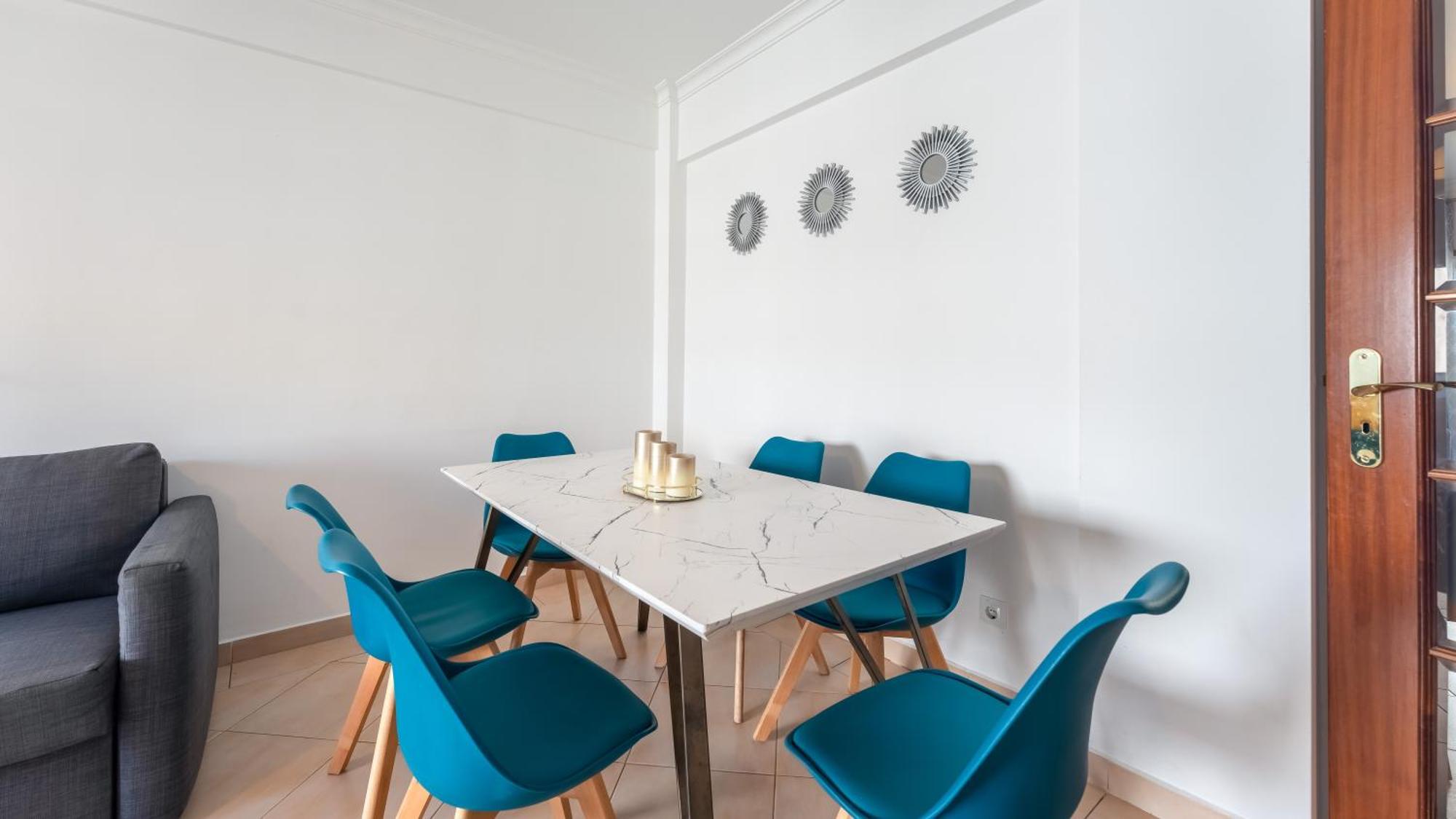 Sunny Retreat With Pool And Balcony By Lovelystay Apartamento